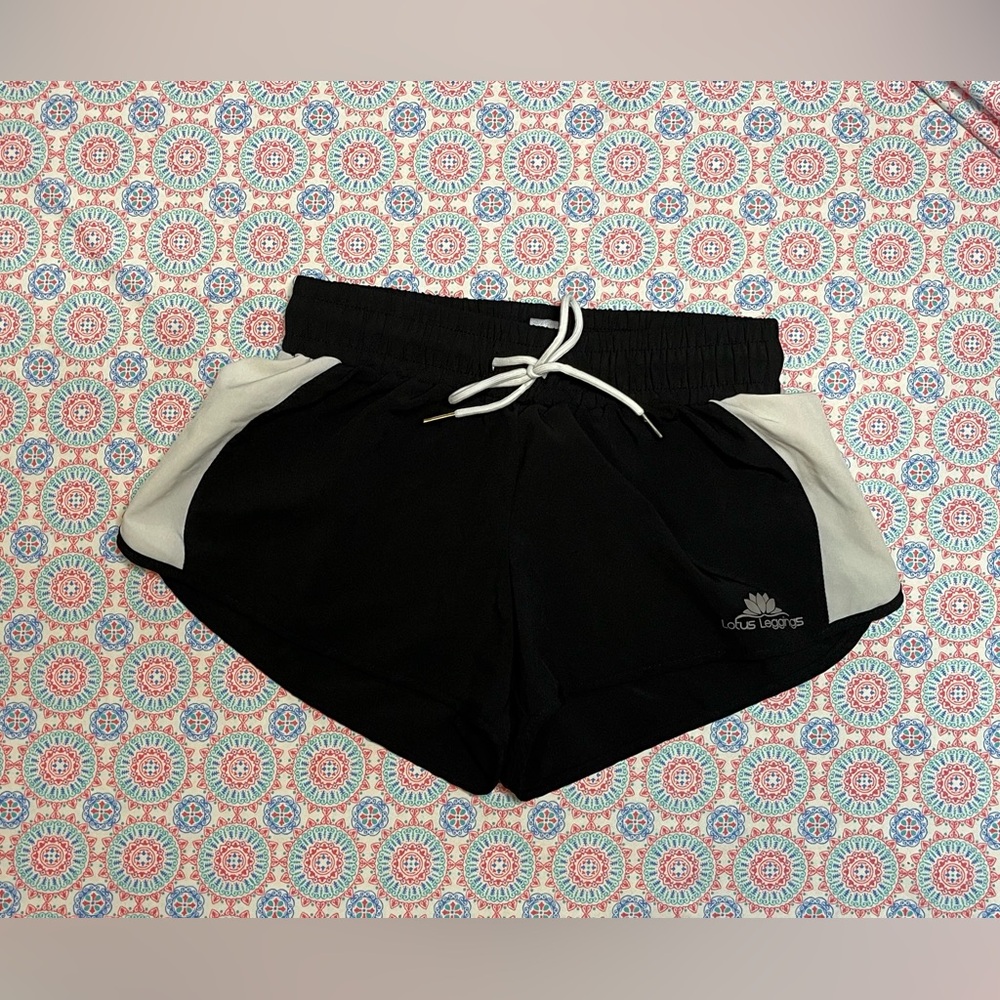 🌟❣️4/$10❣️🌟Women’s Small athletic shorts black and white Lotus Leggings
